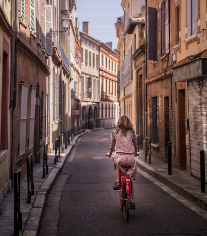 Image d'un immeuble aux murs fleuris